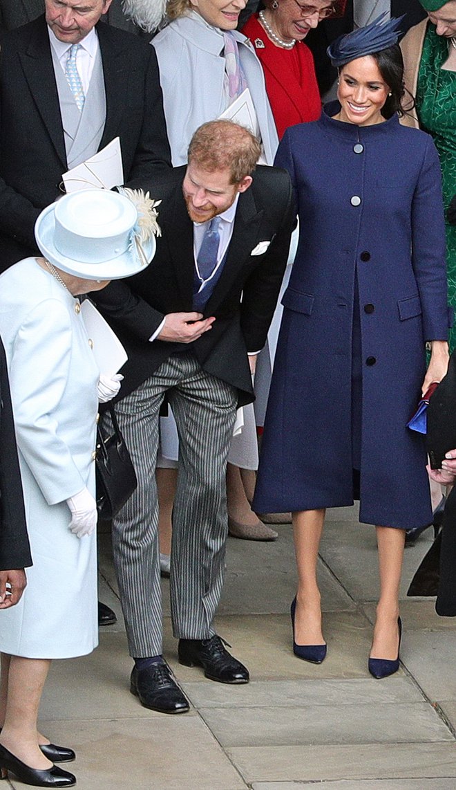 Meghan v plaščku, ki je sprožil govorice, ki so jih zdaj potrdili. FOTO: Aaron Chown/AFP