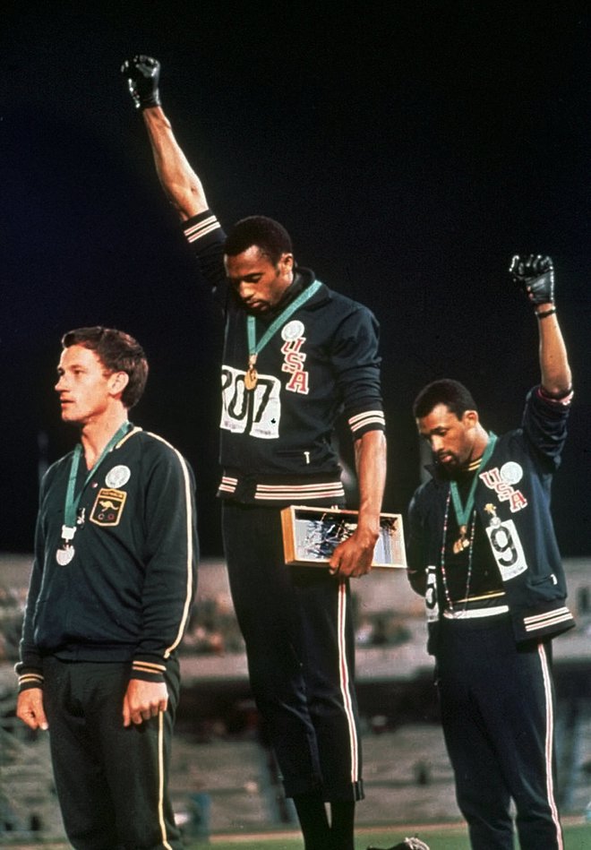 Tommie Smith (v sredini) in John Carlos (desno) sta pred 50 leti dvignila roko, stisnjeno v pest. Zaničevan je bil tudi Avstralec Peter Norman, ker je nosil broško proti rasizmu. FOTO: AP