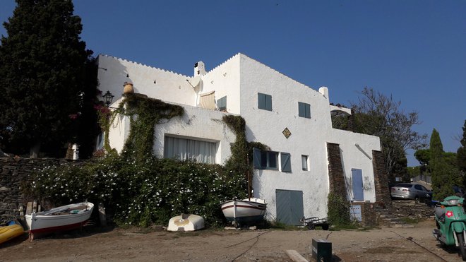 Salvador Dalí je hišo v zalivu Port Lligat predelal iz skromne ribiške koče, zanjo pa se je odločil zaradi barvite okolice, ki ga je pri ustvarjanju pomembno navdihovala. FOTO: Marko Jenšterle