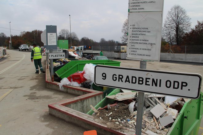 Zbirni center za komunalne odpadke bo deloval še naprej. Foto Simona Fajfar