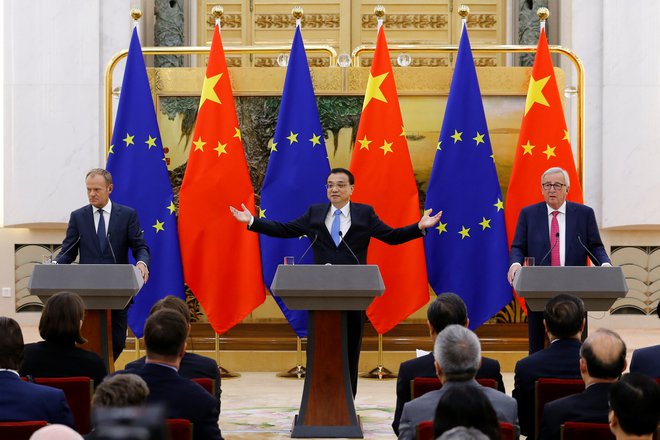 Kitajski premier Li Keqiang (v sredini) bo v Bruslju pozval zbrane, naj se uprejo protekcionizmu. FOTO: Reuters