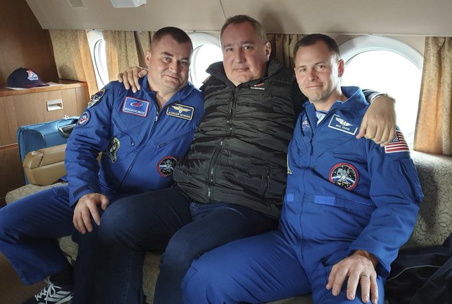 Aleksej Ovčinin (levo), direktor Roscosmosa Dmitrij Rogozin (na sredini) in Nick Hague (desno).&nbsp;FOTO: AP<br />
&nbsp;