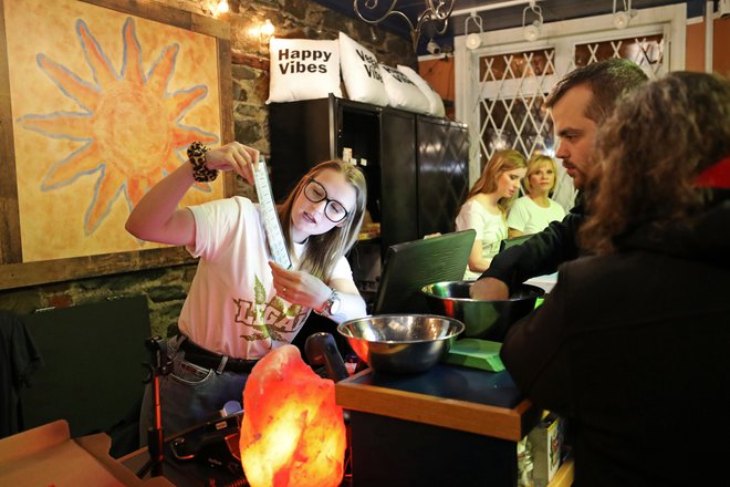 Pojavila so se številna vprašanja, kako bo država legalizacijo obvladala s pravnega vidika. FOTO: Chris Wattie/Reuters