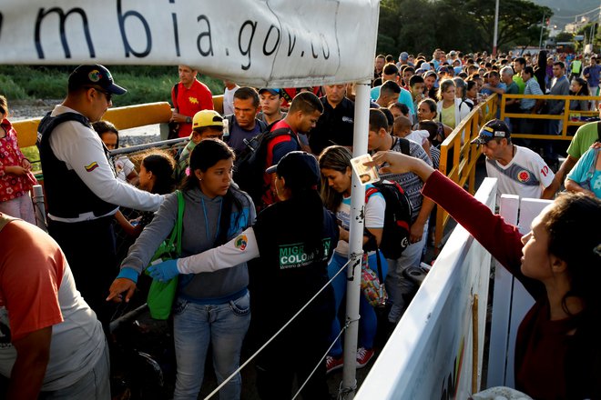 Množice zapuščajo Venezuelo in poskušajo priti v Kolumbijo. FOTO: Reuters