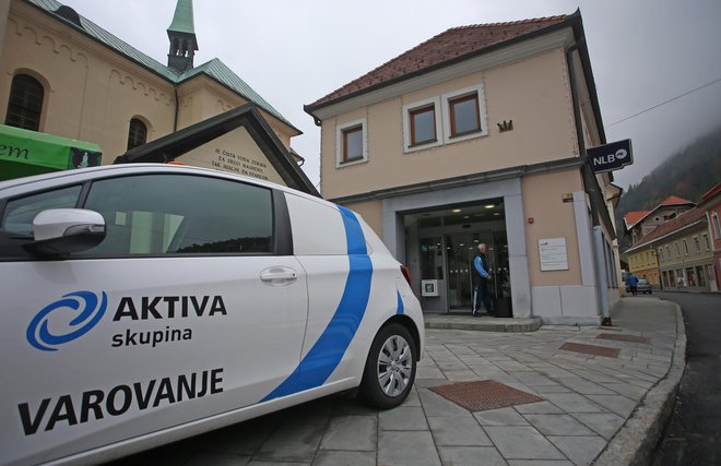 NLB je v črnjanski poslovalnici od prejšnjega tedna še okrepila varovanje. FOTO: Tadej Regent/Delo