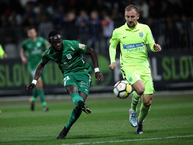 Kingsley Boateng je bil v igri mačke z mišjo prvi strelec neenakovrednega dvoboja prvoligaša iz Ljubljane in domačega tretjeligaša. FOTO: Mavric Pivk/Delo