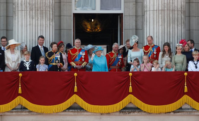 Eden najbolj znamenitih elementov je balkon, kjer se kraljeva družina prikaže vsaj enkrat na leto, ob vsakoletnemu Pozdravu zastavam (Trooping the Colour parade) Foto Peter Nicholls/ Reuters