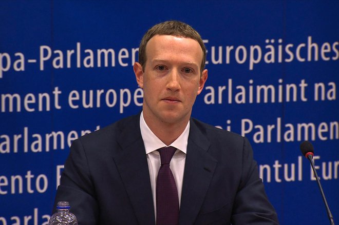 Mark Zuckerberg se je letos v evropskem parlamentu opravičeval zaradi zlorab osebnih podatkov uporabnikov, kot se je pokazalo v škandalu Cambridge Analytice. Foto AFP