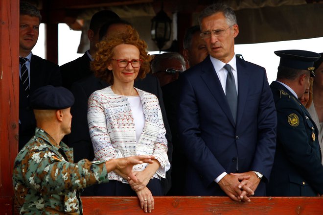 Generalni sekretar Nata Jens Stoltenberg in makedonska ministrica za obrambo Radmila Šekerinska. FOTO: Reuters