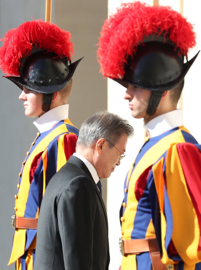 Južnokorejski predsednik Mun Dža In v družbi pripadnikov švicarske garde. FOTO: Reuters