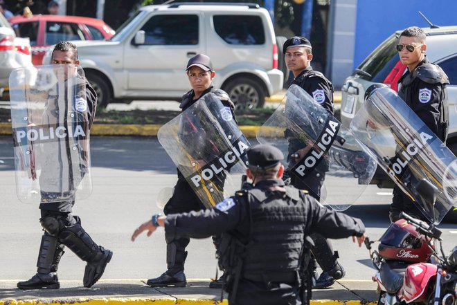 Nikaragovskim oblastem so pri zatiranju protestnikov na pomoč priskočile paramilitarne enote. FOTO: Inti Ocon/AFP