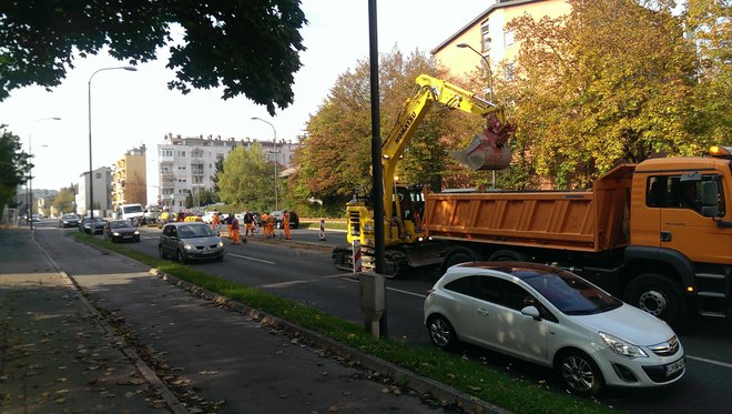 Danes so se začela pripravljalna dela za prenovo šišenske Drenikove ulice FOTO Aleš Stergar/Delo