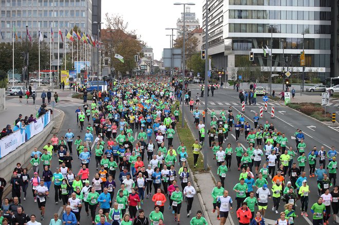 Prihodnjo nedeljo bo ljubljanske ulice znova preplavila množica tekačev. FOTO: Jože Suhadolnik/Delo
