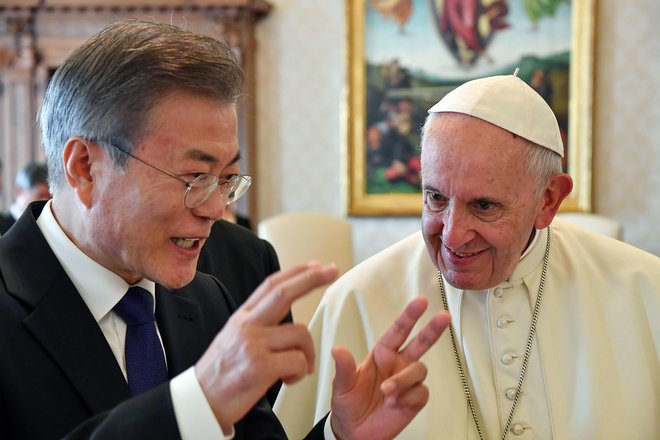 Papež Frančišek je južnokorejskemu predsedniku Mun Dže Inu namenil bistveno več časa, kot ga ponavadi nameni tujim voditeljem. FOTO: AP