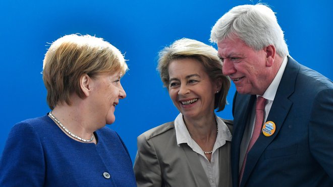 Nemška kanclerka Angela Merkel v družbi obrambne ministrice Ursule von der Leyen and deželnega premiera Hessna Volkerja Bouffierja, ki&nbsp;bo na deželnih volitvah čez dober teden poskušal obrniti negativen trend upadanja podpore CDU. FOTO: John MACDOUGALL / AFP
