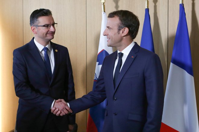 Ob robu vrha sta se srečala tudi slovenski premier Marjan Šarec in francoski predsednik Emmanuel Macron. FOTO: REUTERS 