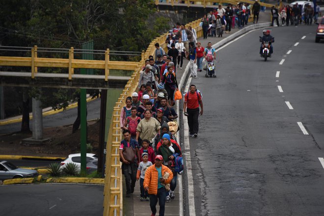 Skupina migrantov iz nekaterih srednjeameriški držav se počasi promika proti severu. FOTO: Johan ORDONEZ / AFP