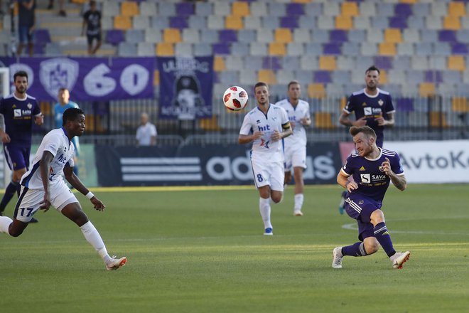 Komaj 22-letni goriški Nigerijec Bede Amarachi Osuji (levo) in 23-letni mariborski Ljubljančan Dino Hotić sta prevzela vajeti igre v zvezni vrsti v moštvih Gorice in Maribora. FOTO: Leon Vidic/Delo