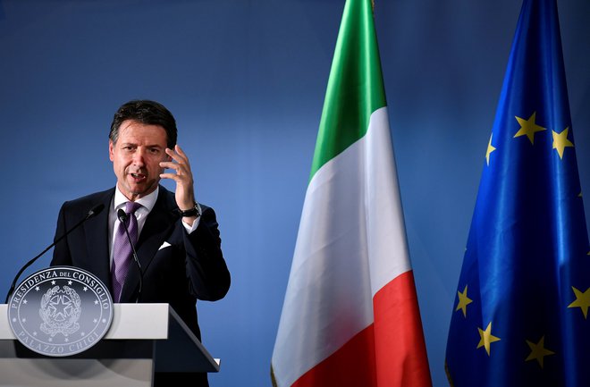 Premier Giuseppe Conte je sklical ministrski zbor, spet je povedal: &raquo;Jaz sem šef.&laquo; FOTO: Toby Melville/Reuters