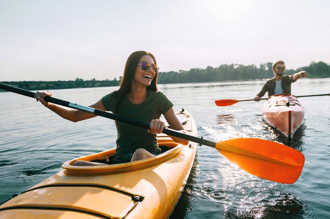 Veslanje ni le prijetna rekreacija v naravnem okolju, da lahko res uživamo, je treba poskrbeti tudi za opremo. FOTO: Shutterstock