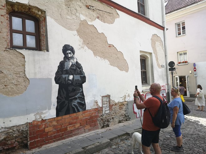 Mural s podobo prebivalca judovske četrti v Vilni, ki je del projekta Zidovi se spominjajo, spominja na kontroverznega meniha Rasputina. FOTO: Marko Gams