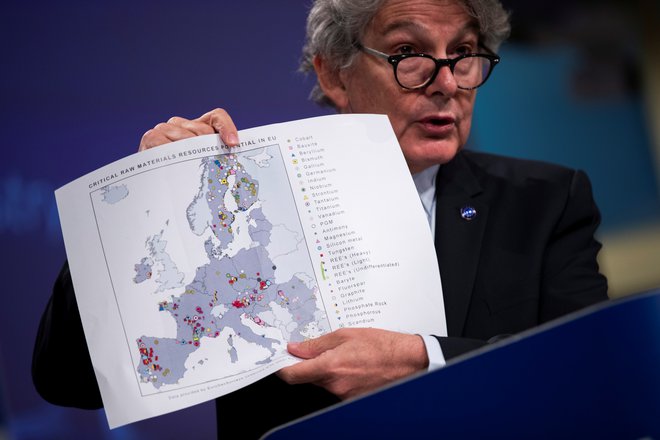 Komisar za notranji trg Thierry Breton je ob predstavitvi prognostične študije o kritičnih surovinah za strateške tehnologije in sektorje za obdobji do leta 2030 in do leta 2050 članice EU pozval, naj naložbe v kritične surovine vključijo v nacionalne načrte za okrevanje po krizi zaradi koronavirusa. FOTO: Francisco Seco/Pool Reuters