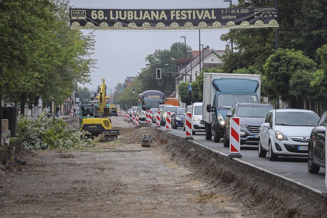 Večkrat se vozim po enem pasu po polžje mimo gradbišča od Trga mladinskih delovnih brigad do Šestove ulice ali nasprotno. Foto Jože Suhadolnik/Delo