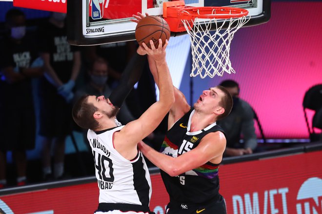 Srb Nikola Jokić (Denver) je takole ustavljal Hrvata Ivico Zubca (LA Clippers). FOTO: Kim Klement/USA TODAY Sports