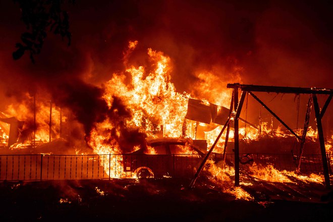 V požaru izginjajo hiše in otroška igrišča. FOTO: Josh Edelson/AFP