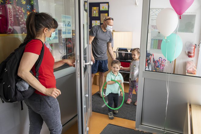 Vrata v javne oziroma javno financirane vrtce bodo po novem odprta le cepljenim proti ošpicam, mumpsu in rdečkam. FOTO: Voranc Vogel/Delo