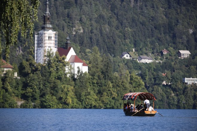 Blejsko jezero je med najbolj prepoznavnimi v Evropi, a ostaja po oceni Condé Nast Traveler še vedno razmeroma mirno. FOTO: Uroš Hočevar/Delo