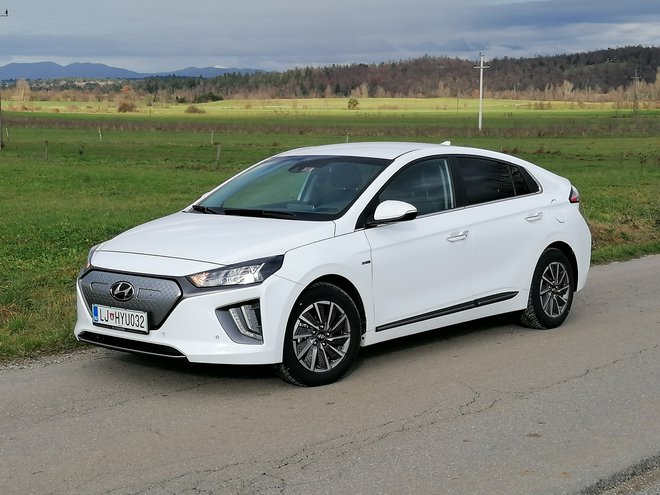 Hyundai je ioniqa osvežil in posodobil, osnovna razmerja pa so enaka kot doslej. Oblikovno so ga približali idealni kapljici za rezanje zraka, zaradi česar ima količnik zračnega upora le 0,24. FOTO: Boštjan Okorn