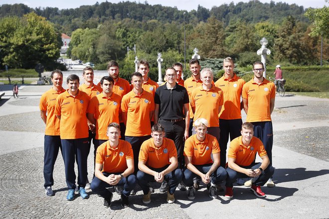 Ekipa ACH Volleyja se je takole postavila pred fotografske objektive. FOTO: Leon Vidic