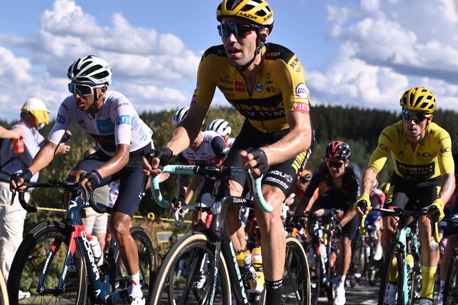 Egan Bernal (levo) se nadeja, da bo v 13. etapi, v kateri so na sporedu strmi vzponi, lahko prišel do živega Primožu Rogliču (desno). FOTO: Marco Bertorello Afp