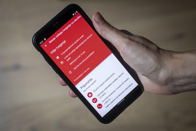 Uporabnikom naprav s sistemom android je aplikacija za obveščanje o stikih z okuženimi s koronavirusom na voljo od 17. avgusta, uporabnikom pametnih naprav z operacijskim sistemom iOS pa je aplikacija na voljo od 1. septembra. FOTO: Voranc Vogel/Delo