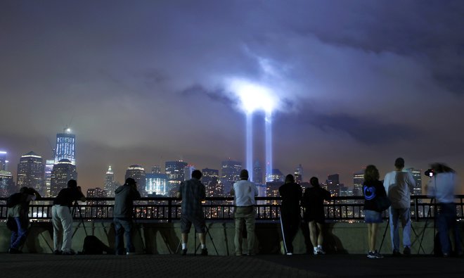 Čeprav novi koronavirus še vedno kosi po New Yorku in ZDA, se oblasti niso odpovedale tradicionalnemu dogodku ob spominu na tragični 11. september 2001. FOTO: Gary Hershorn/Reuters&nbsp;