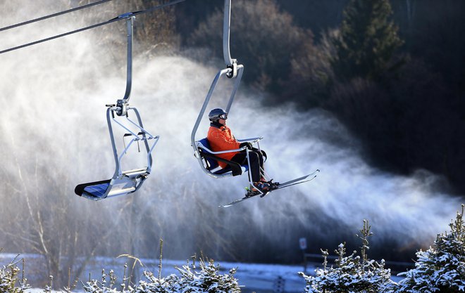 Na Pohorju bodo lahko sneg že letos izdelovali pri temperaturah nad ničlo, sedežnico Sleme bodo v prihodnje zamenjali z gondolo. Foto Tadej Regent