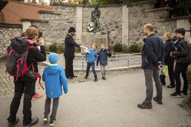 »Ko bom jaz imel spomenik, hočem takega, da bom sedel, ne maram stati,« si je zaželel Cankar in želja se mu je izpolnila. FOTO Voranc Vogel/Delo