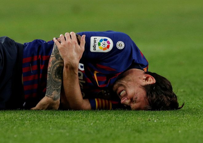 Lionel Messi je obležal v hudih bolečinah. FOTO: Albert Gea/Reuters
