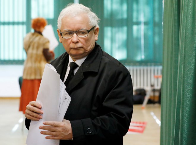 Na Poljskem je bil včeraj tudi prvi krog lokalnih in regionalnih volitev, ki bodo pomemben test za vladajočo konservtivno stranko Zakon in pravičnost (PiS). Na fotografiji je njen vodja Jarosław Kaczyński. FOTO: Reuters