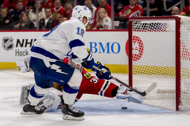 Hokejisti kluba Tampa Bay Lightning so nadstreljali igralce moštva Chicago Blackhawks. FOTO: Reuters