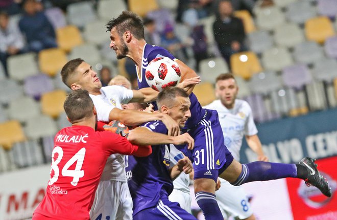 Pred mesecem dni v razburljivem in nenavadnem ligaškem dvoboju med Mariborom in Domžalami ni bilo zmagovalca (2:2). FOTO: Tadej Regent/Delo