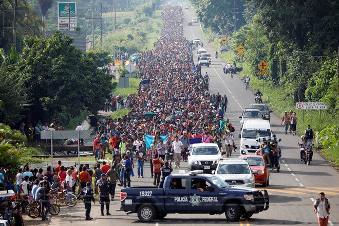 Ljudje, ki se v dolgi koloni prebijajo proti ZDA, naj bi bili večinoma prebivalci Hondurasa, Gvatemale in Salvadorja, ki bežijo pred nasiljem in revščino v svojih državah. FOTO: Reuters