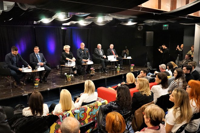 Soočenje šestih izmed sedmih županskih kandidatov v Celjskem mladinskem centru. Z leve Matevž Vuga (SMC), Bojan Šrot (Celjska županova lista), Mateja Žvižej (Levica), Sandi Sendelbah (Odprto Celje), Branko Verdev (SD) in Marko Zidanšek (SLS). FOTO: Brane Piano