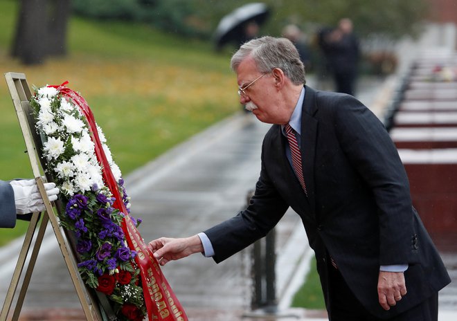 Ameriški svetovalec za nacionalno varnost John Bolton je v Moskvi obiskal tudi prizorišče umora opozicijskega politika Borisa Nemcova. Foto: Sergei Karpukhin/Reuters