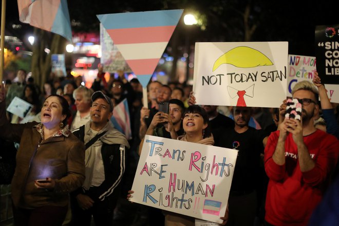 Namera vlade Donalda Trumpa, da bi omejila pravice transspolne skupnosti, je sprožila proteste. FOTO Reuters