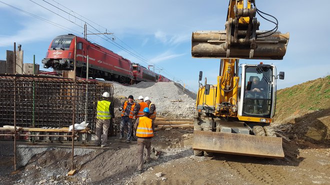 Direkcija za infrastrukturo je od leta 2014 v ceste vložila 841,8 milijona evrov, v železniško infrastrukturo pa 1,76 milijarde evrov. Foto Boris Šuligoj