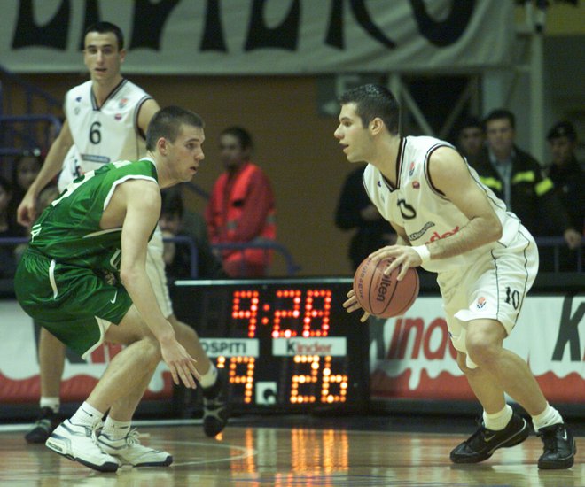 Tako je bilo nekoč: Beno Udrih (v zelenem) v Olimpijinem dresu, Sani Bečirovič (z žogo) in Emanuel Ginobili v Kindejevem. FOTO: Igor Zaplatil/Delo