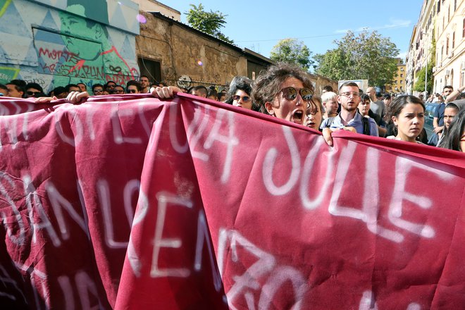 Ljudje protestirajo proti politiki Mattea Salvinija. FOTO: Alessandro Bianchi/Reuters