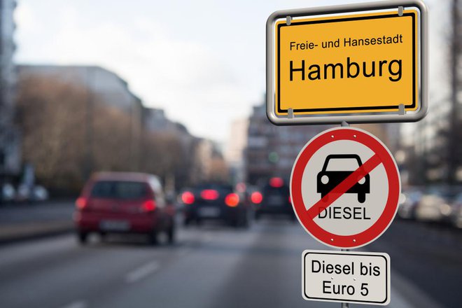 Eno najostrejših prepovedi so uvedli na kratkem odseku v Hamburgu, kjer lahko vozijo le najbolj sodobni dizelski avtomobili. Foto Shutterstock